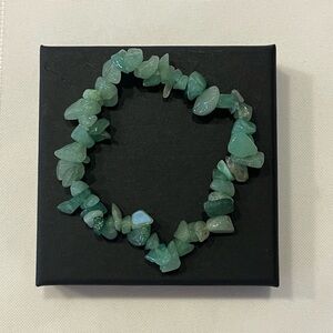 Green stone stretch bracelet